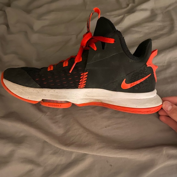 LeBron basketball shoes 9.5 US - Picture 4 of 4